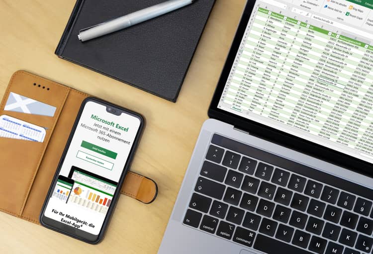 Excel mit App Laptop mit Excel und Smartphone mit App zur Eingabe von Daten