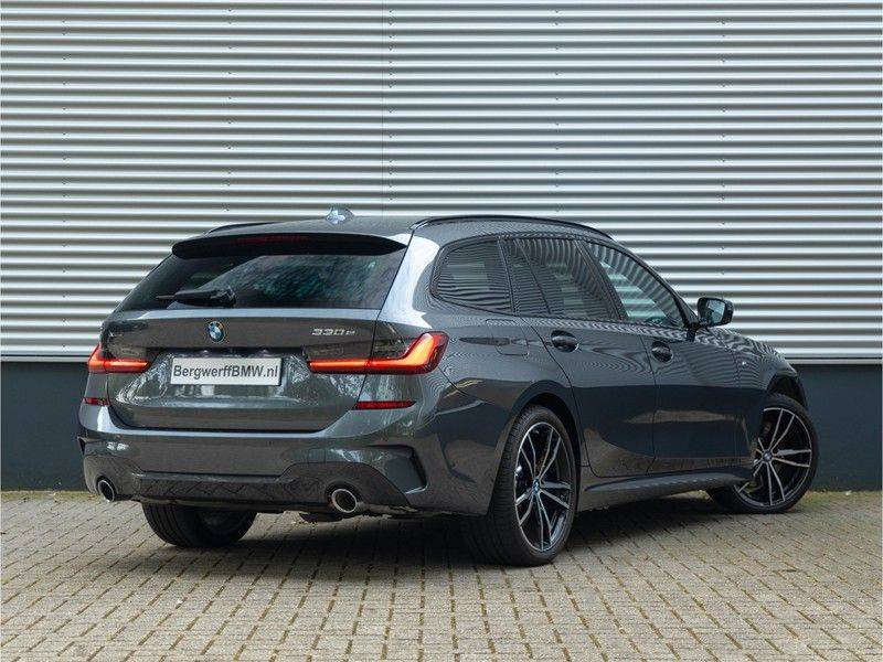 BMW 3 Serie Touring 330e xDrive M-Sport - Panorama - Active Cruise - Harman Kardon - Camera afbeelding 2