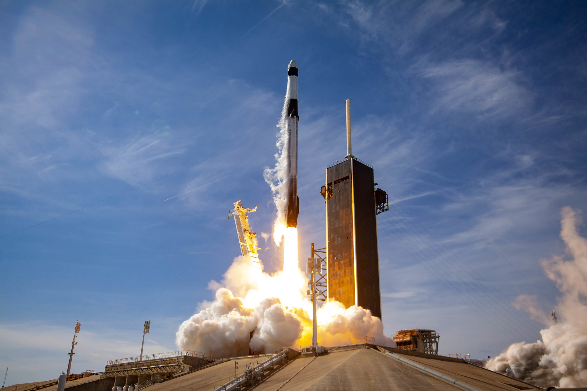 Imaginea 1: Lansarea rachetei Falcon 9 B1058.4 în misiunea CRS-21, urcând pe orbită prima capsulă cargo Dragon de nouă generație (Sursa: SpaceX).