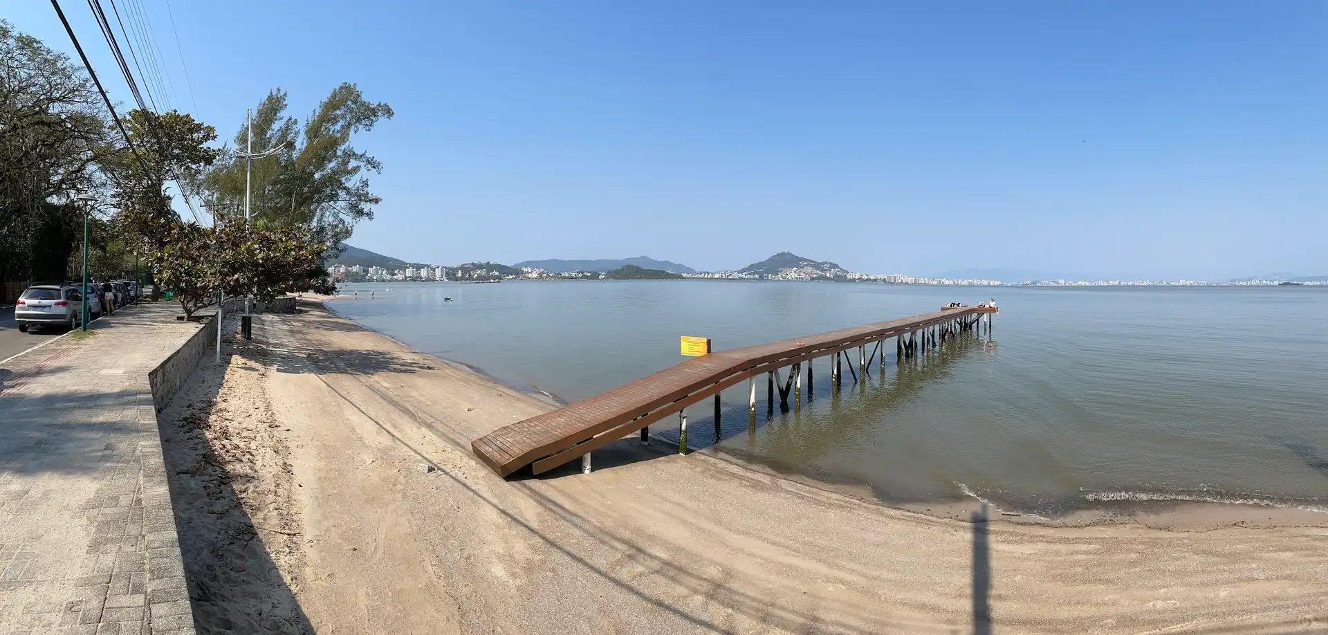 Vista panorâmica do calçadão da Tapera com trapiche ai centro e mar ao fundo