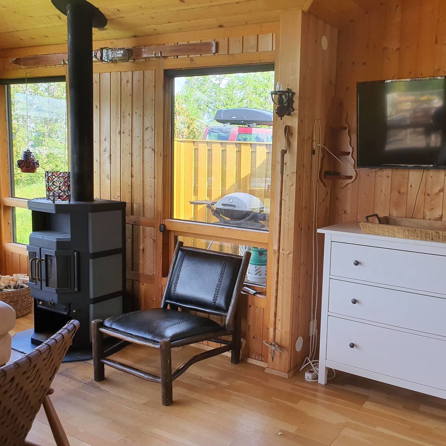 Zum gemütlich machen: Holzofen und Flatscreen TV im Wohnzimmer