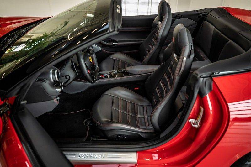 Ferrari Portofino 3.9 V8 HELE | TwoTone Exclusive | Carbon | Passengerdisplay | Memory | Sportstoelen afbeelding 14