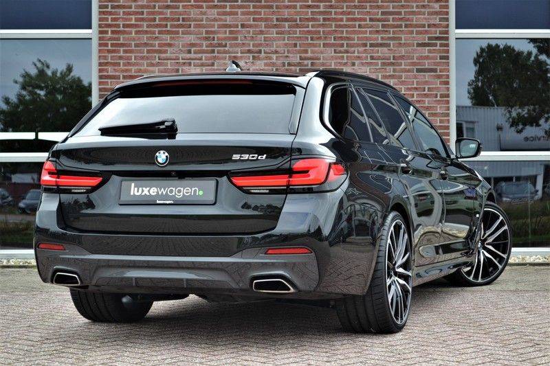 BMW 5 Serie Touring 530d 286pk M-Sport Pano DA+ PA+ Laser 21" Adp-drive HUD afbeelding 2