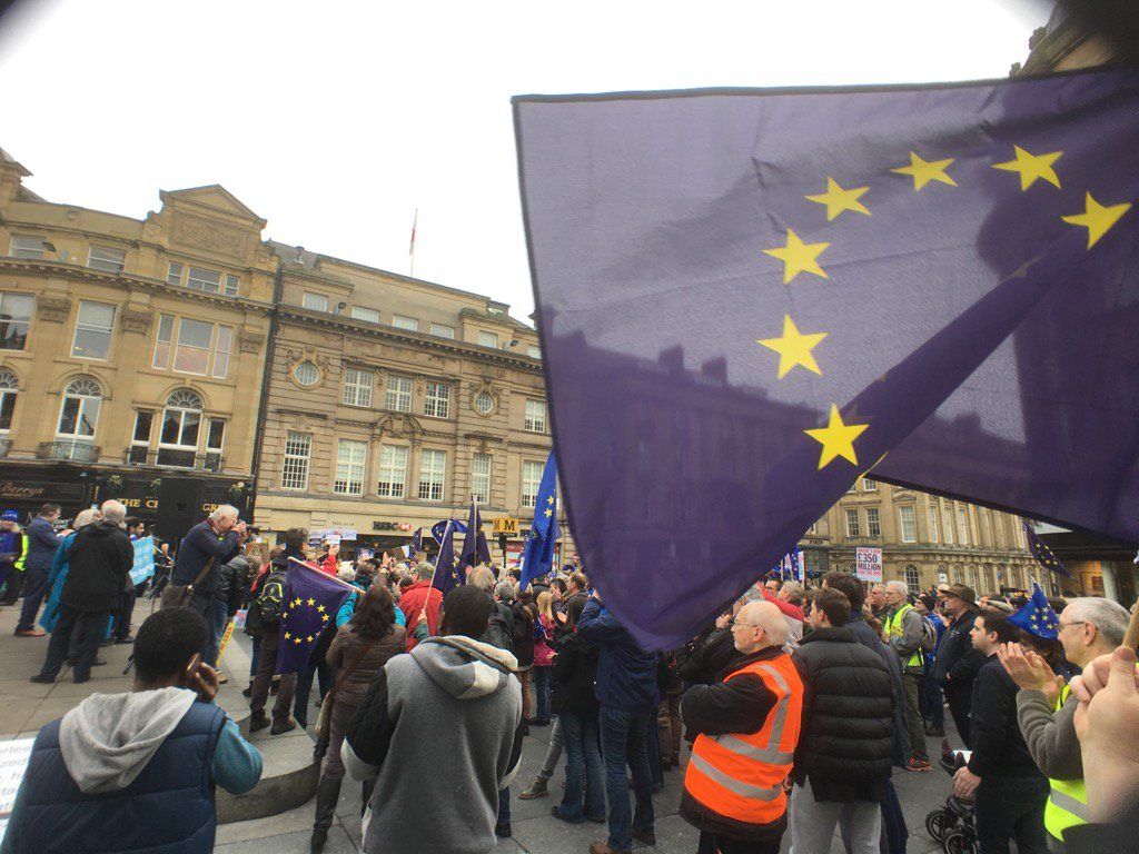 oh my god twitter doesn’t include alt text from images in their API