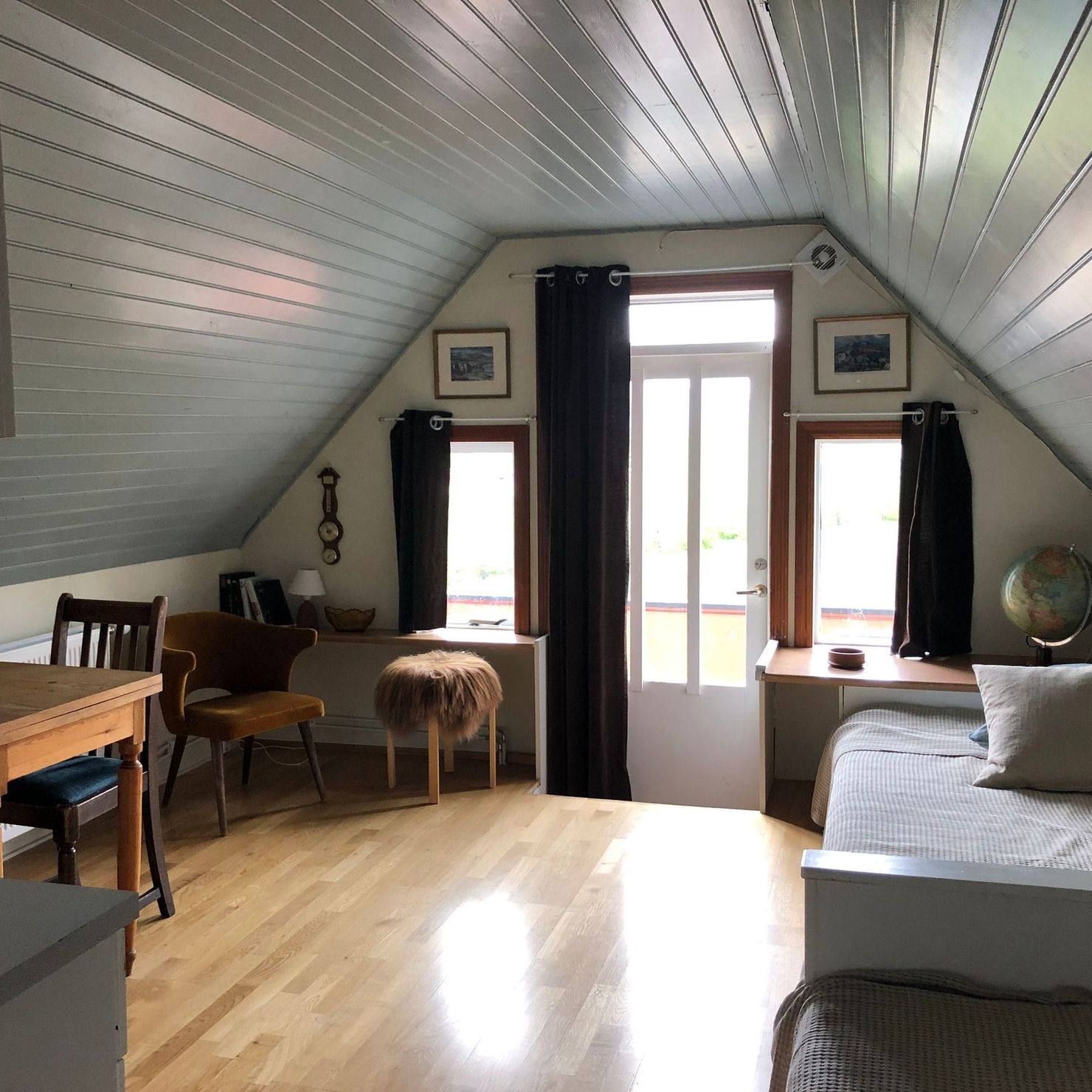 Comfortable, sunny and spacious attic with bed
