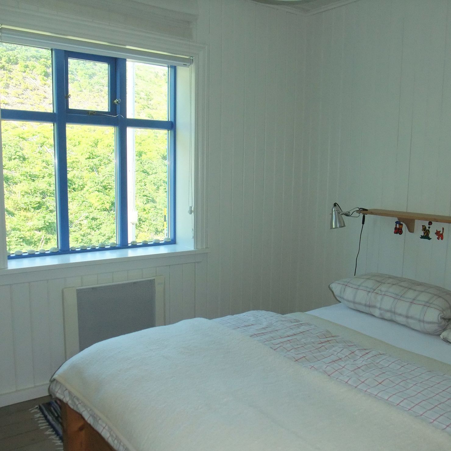 Das schöne Schlafzimmer mit Fenster und großem Doppelbett