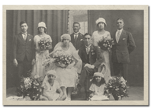 欧亚人在照相馆拍摄的婚纱照，1920年代