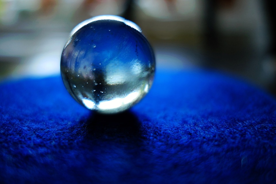 Kristallkugel auf blauem Teppich