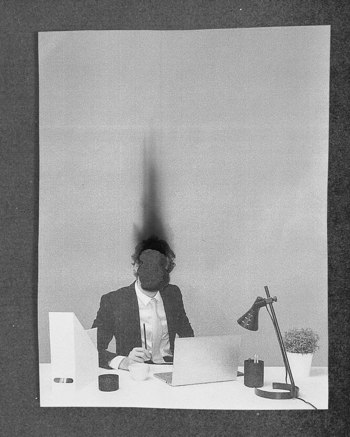 Ein Mann, der an einem Schreibtisch sitzt. Sein Kopf raucht.