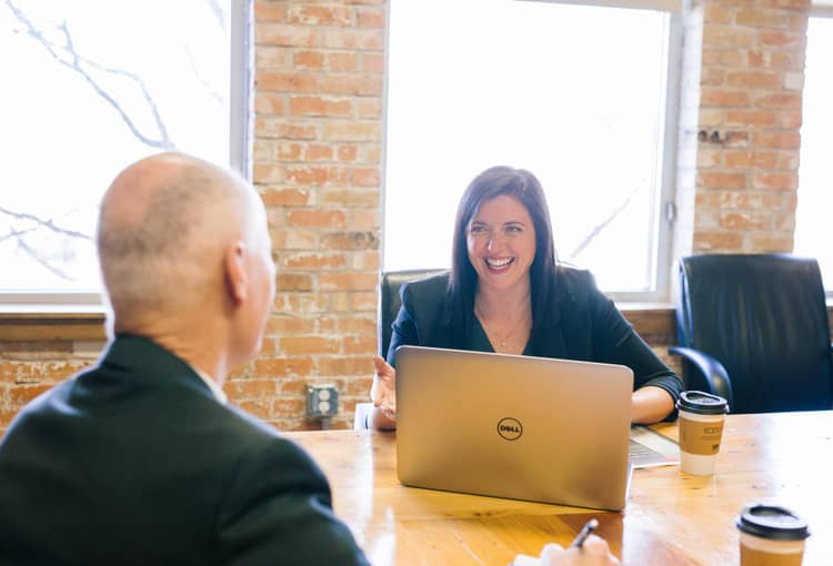 Access-Word Frau und Mann sitzen an Tisch mit Laptop