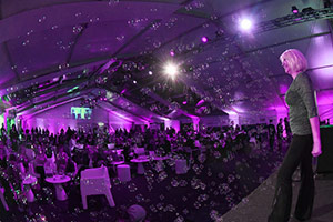 Silvia Gaffurini con le sue magiche bolle luminose