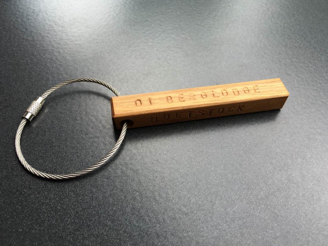 Individueller Schlüsselanhänger aus Holz mit Ihrem Wunschnamen oder Ihrem Wunschtext. .