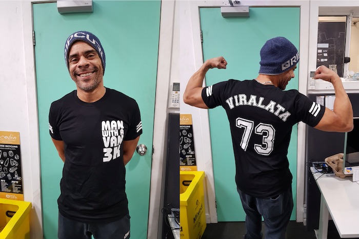 Leo 'Viralata' Pimentel showcases his honorary 3K tee.