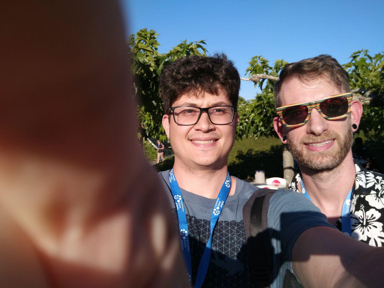Depois pedi para tirar foto com ele e tampei o William, além de ter ficado com um sorriso horrível. O Hadley, obviamente, estava ótimo. Olha esses óculos, muito estilosos!
