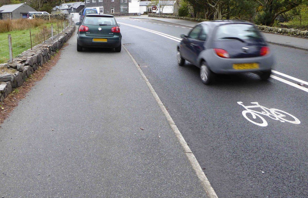 oh my god twitter doesn’t include alt text from images in their API