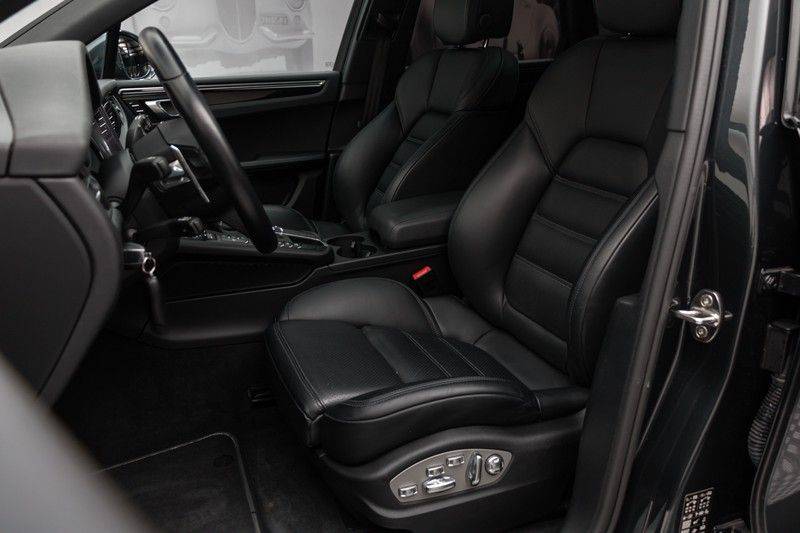 Porsche Macan 3.0 S 354pk Black Edition Nieuw Model Luchtvering Panoramadak SportChrono ACC Sportleder14Weg+Memory SchakelbareSportuitlaat Full-Led Navi/High Privatglass 21”Turbo Pdc afbeelding 2