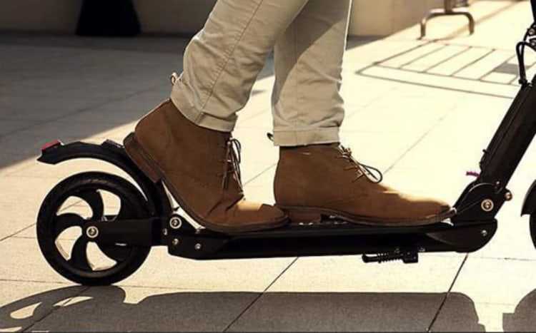 Análisis y prueba - Un patinete confortable con amortiguación delantera y trasera y neumáticos rígidos sin mantenimiento