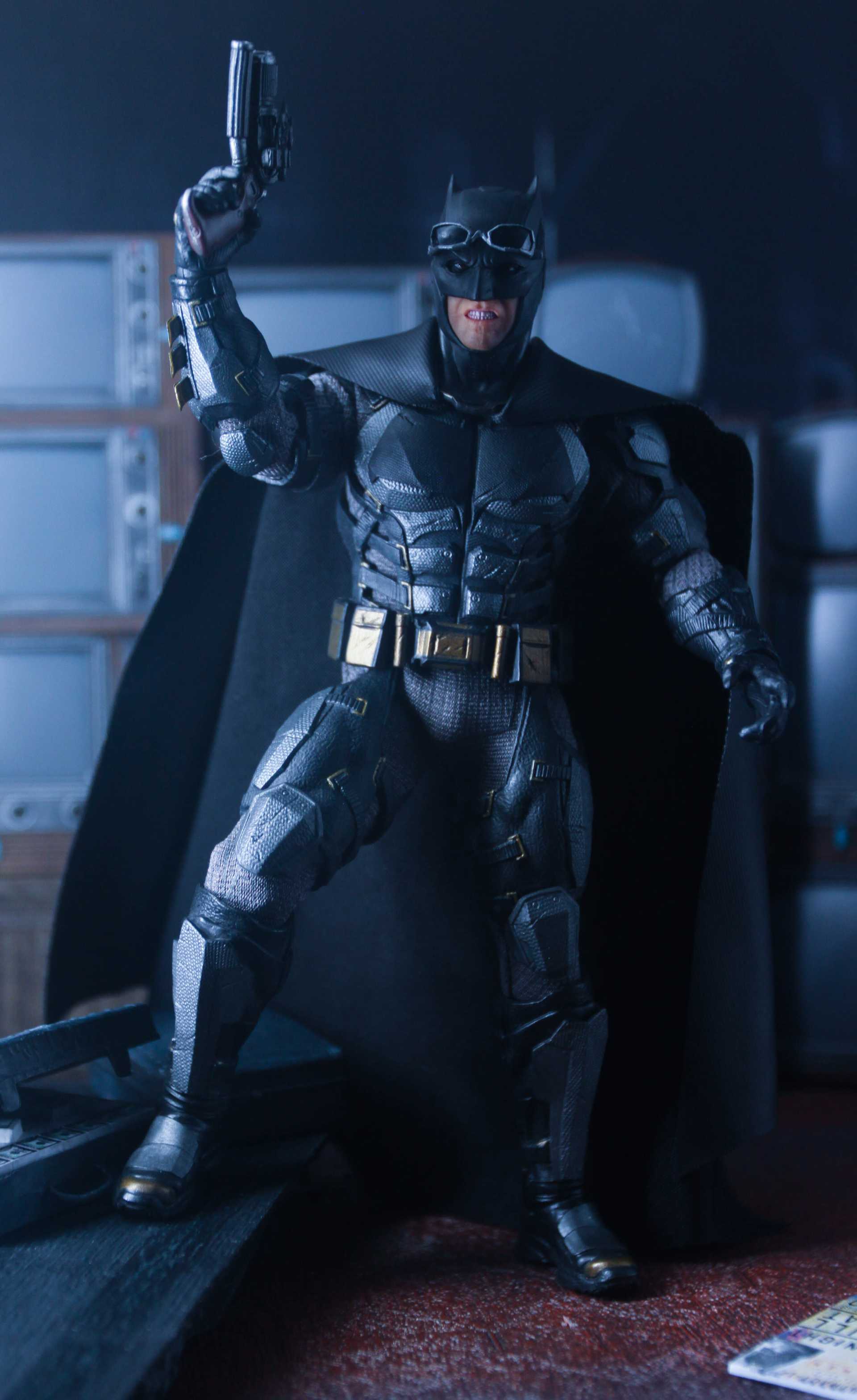 Mezco Tactical Suit Batman | Figround