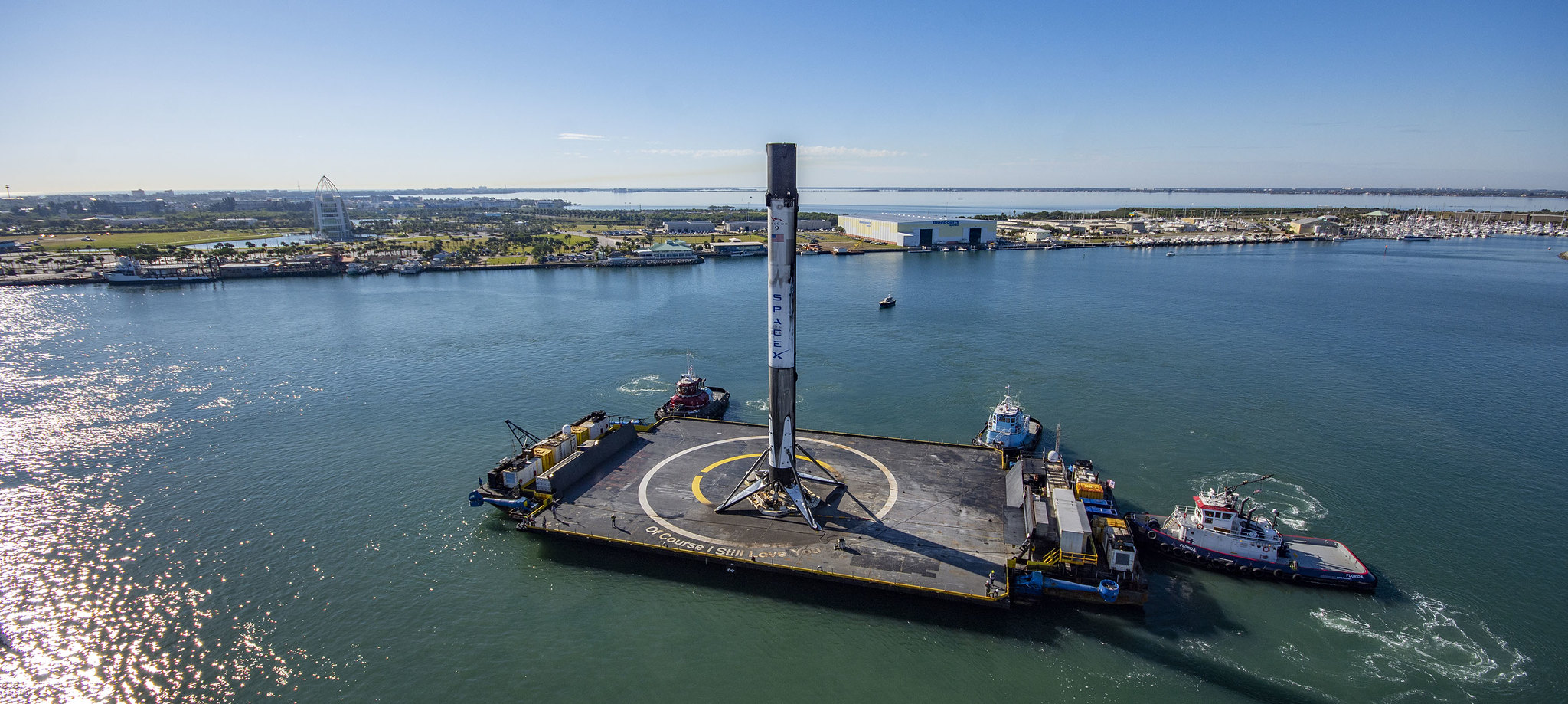 Imaginea 1: Treapta primară Falcon 9 (seria B1059), transportată în portul Cape Canaveral, după recuperarea pe barja Of Course I Still Love You, în urma misiunii CRS-19 din 5 decembrie 2019. Sursa foto: SpaceX.