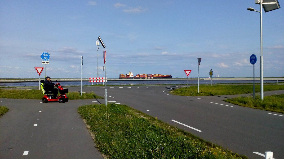 oh my god twitter doesn’t include alt text from images in their API