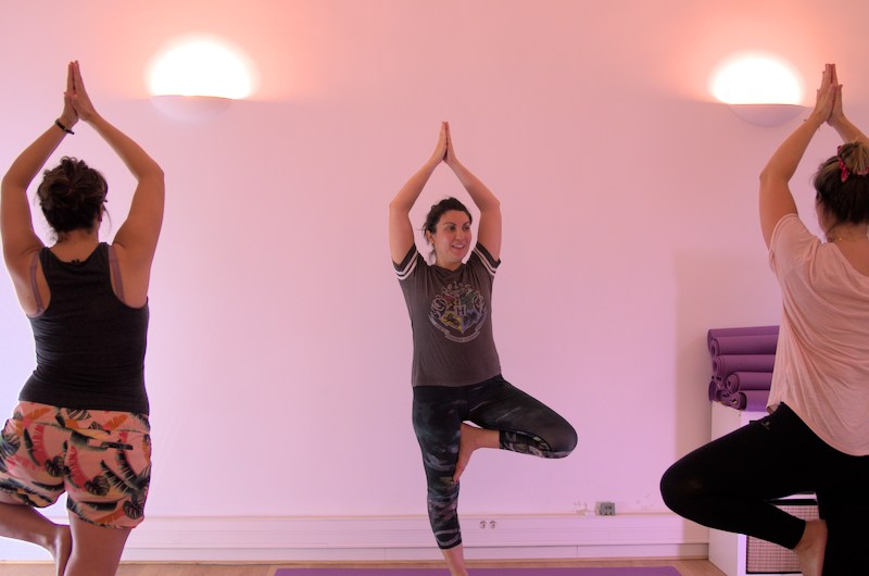 Posture pendant cours de yoga