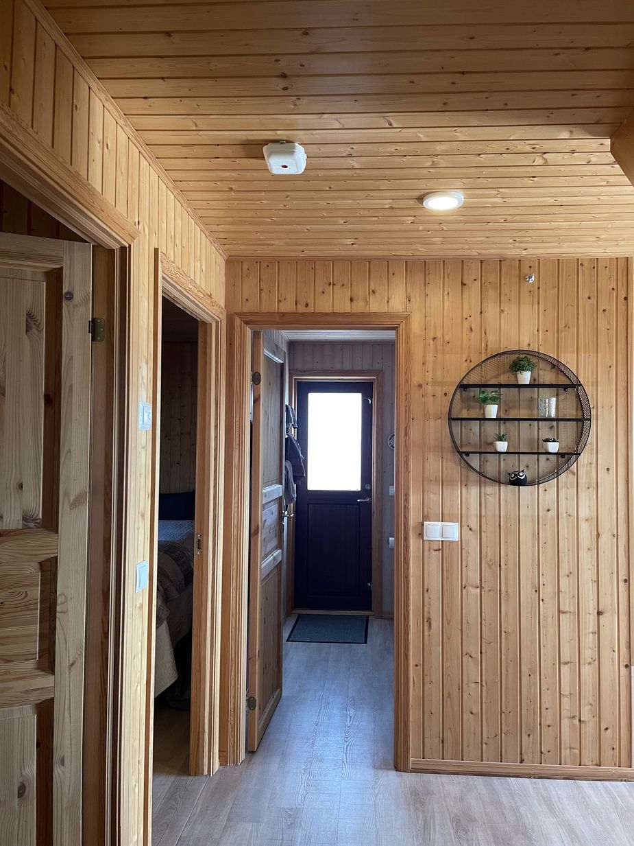 The walls of the holiday home are wood-panelled