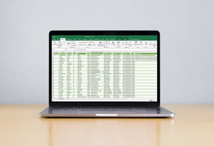 Laptop mit Excel-Tabelle