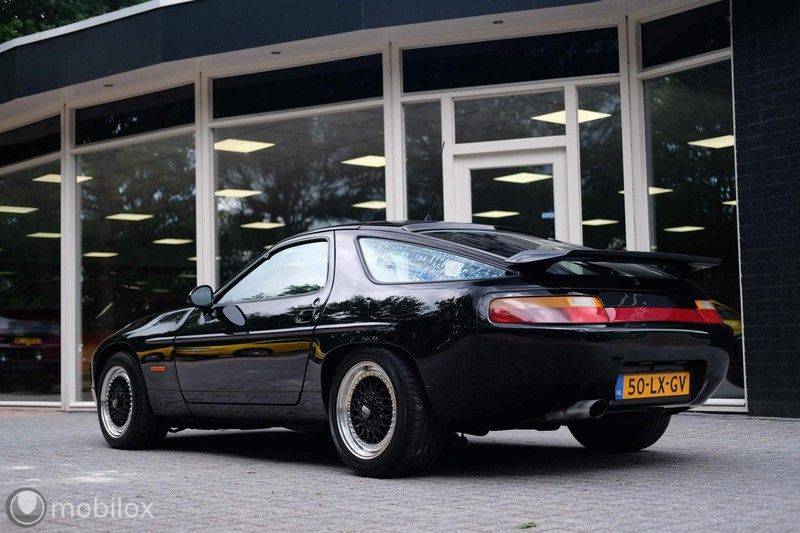 Porsche 928 5.0 S4 Coupé | BBS | Black on Black afbeelding 5