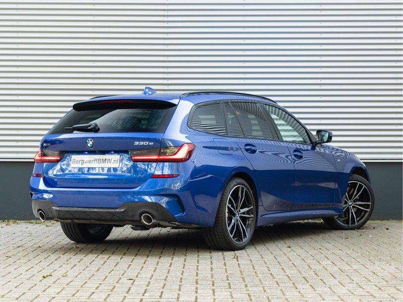 BMW 3 Serie Touring 330e xDrive M-Sport - Panorama - Active Cruise - Harman Kardon - Camera afbeelding 2