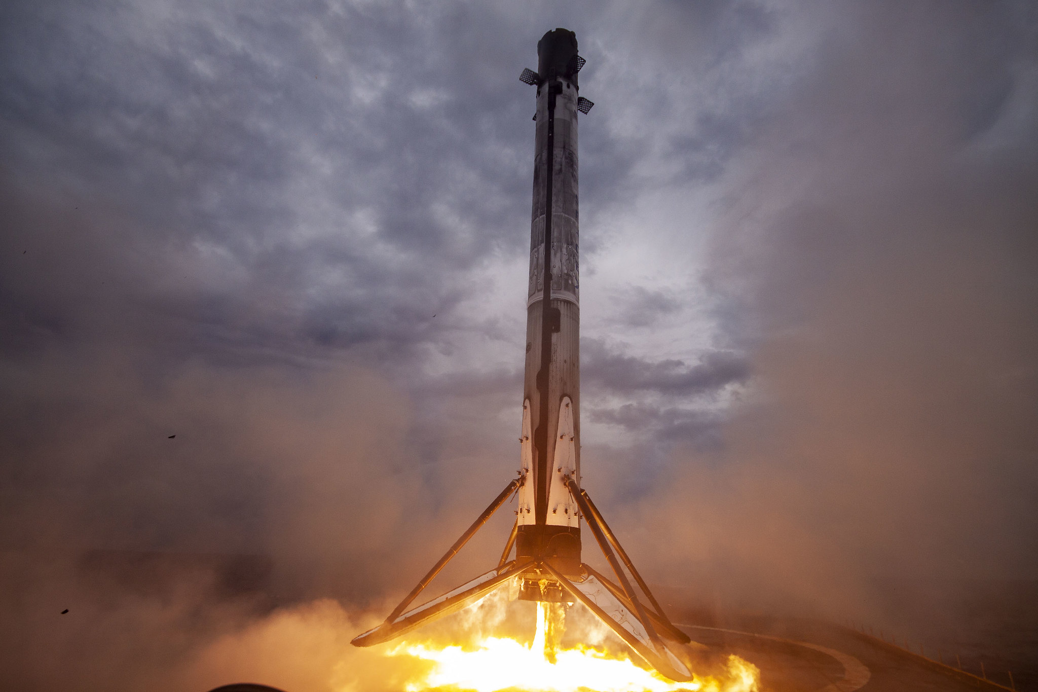 Imaginea 1: Revenirea treptei primare B1058 a rachetei Falcon 9, după lansarea capsulei Dragon spre Stația Spațială Internațională (Sursă foto: SpaceX)