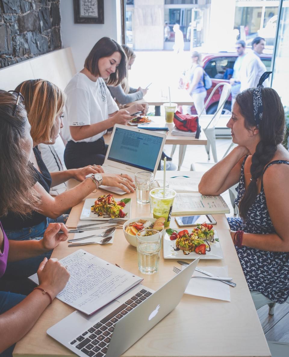 Groupe d'étudiante qui travail dans dans le bar à jus Blender.