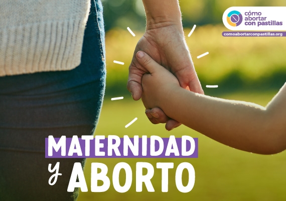 Una madre proelección sosteniendo la mano de su hijo para hablar de aborto y maternidad.