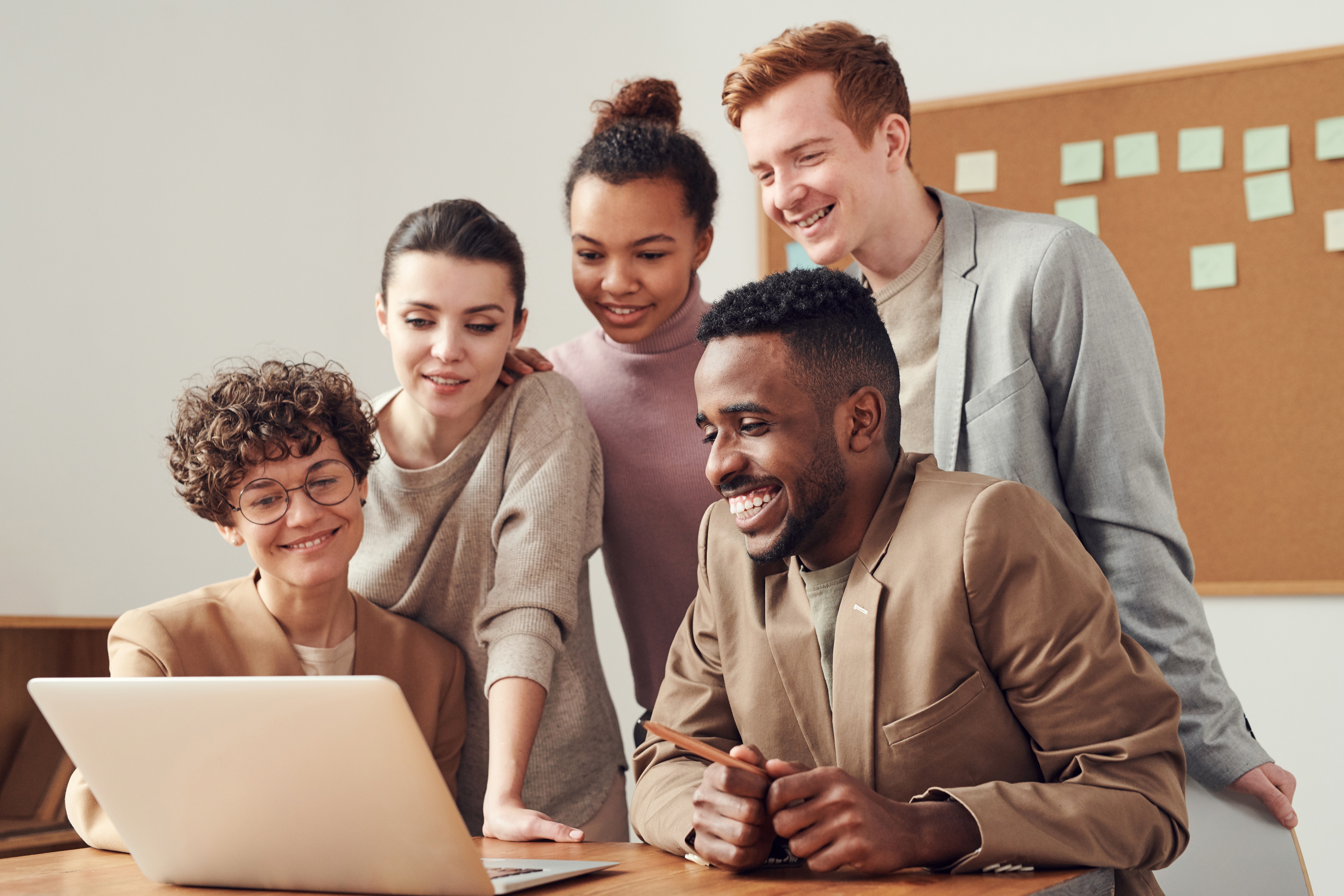 Grupo de pessoas na frente do NoteBook