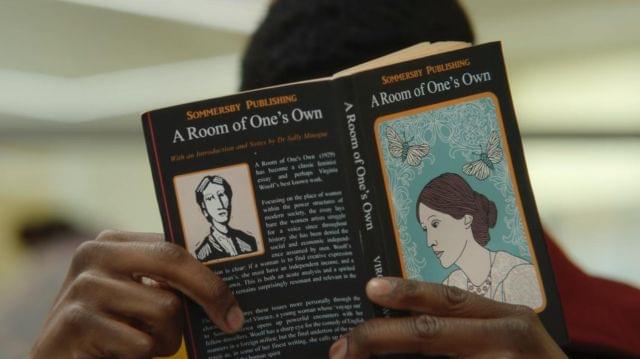В первом сезоне «Полового воспитания» книгу Вулф читал Джексон — чтобы покорить Мэйв. Источник: Netflix