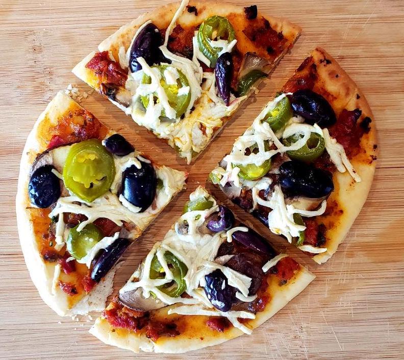 Flatebread pizza with jalapeño and mushrooms
