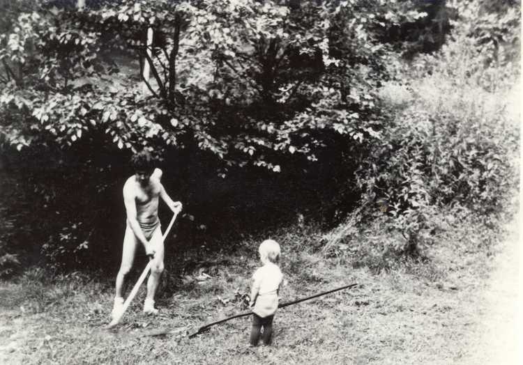 S tatom na Čingove Father and child mowing grass
