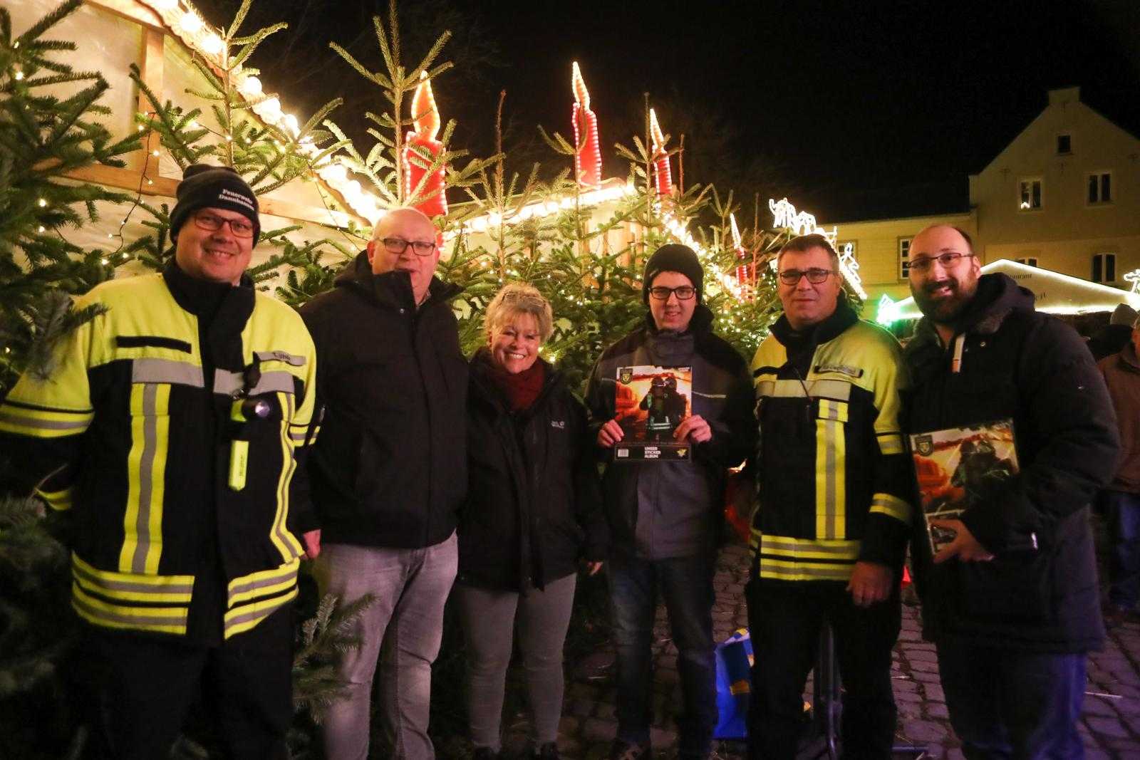 Stickerstars-Adventskalender: Bad Gandersheimer Feuerwehren machen mit und versteigern Glitzersticker-Sammelalbum