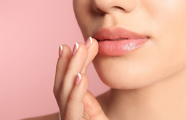7 Cara Mengatasi Bibir Kering dan Rekomendasi Lip Balm Terbaik