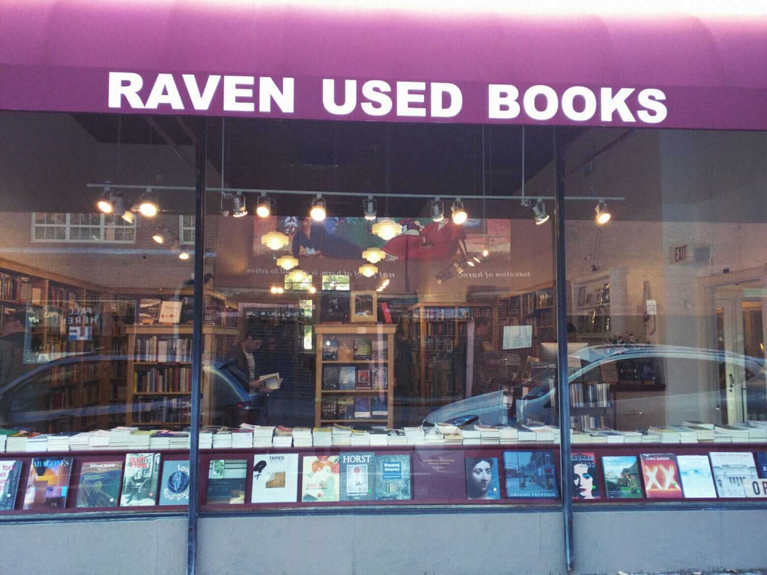 Витрина магазина подержанных книг Raven Used Books в Бостоне, США. Источник: ravencambridge.com