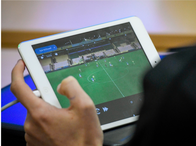 iPad でサッカーの試合のビデオ映像を視聴