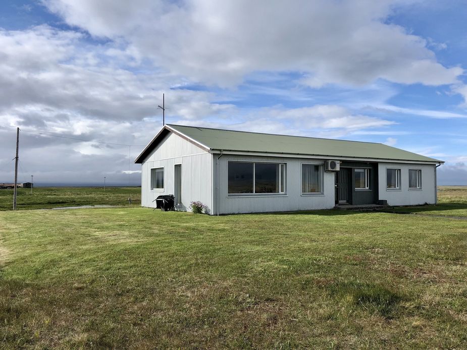 Das Ferienhaus liegt umgeben von Wiesen in der Weite des isländischen Osten