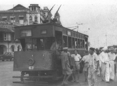 在哥烈码头搭乘无轨电车的乘客，1946年