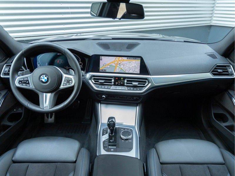 BMW 3 Serie Touring 330e xDrive M-Sport - Panorama - Active Cruise - Harman Kardon - Camera afbeelding 13