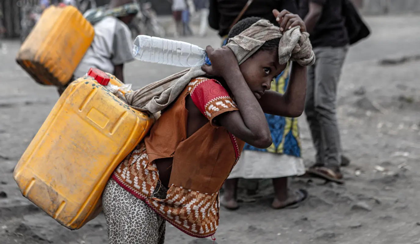Girl in DRC carrying water after the Mount Nyiragongo eruption, 2021
