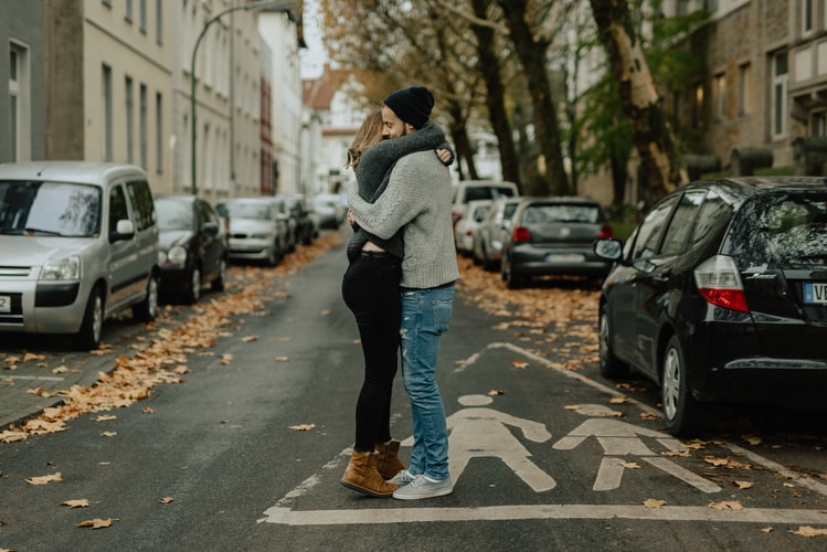 Para przytulająca się na ulicy