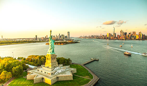 Liberty Island con vistas al horizonte de Manhattan