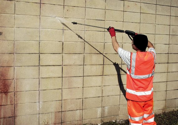 Graffiti removal spray