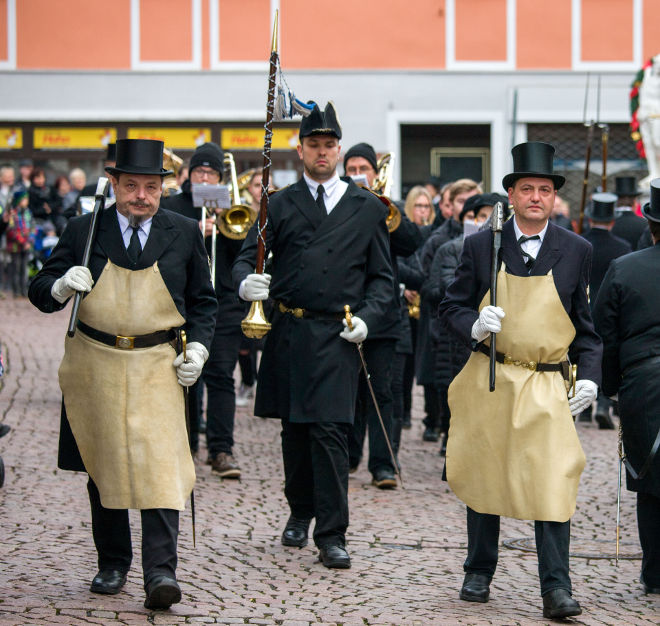 Tambour-Major Andreas Kohlhepp tritt in diesem Jahr zum ersten Mal in die Fußstapfen seines Vaters Bernhard Kohlhepp. Neben ihm: die Pioniere Klaus Karpf und Edwin Herberich.