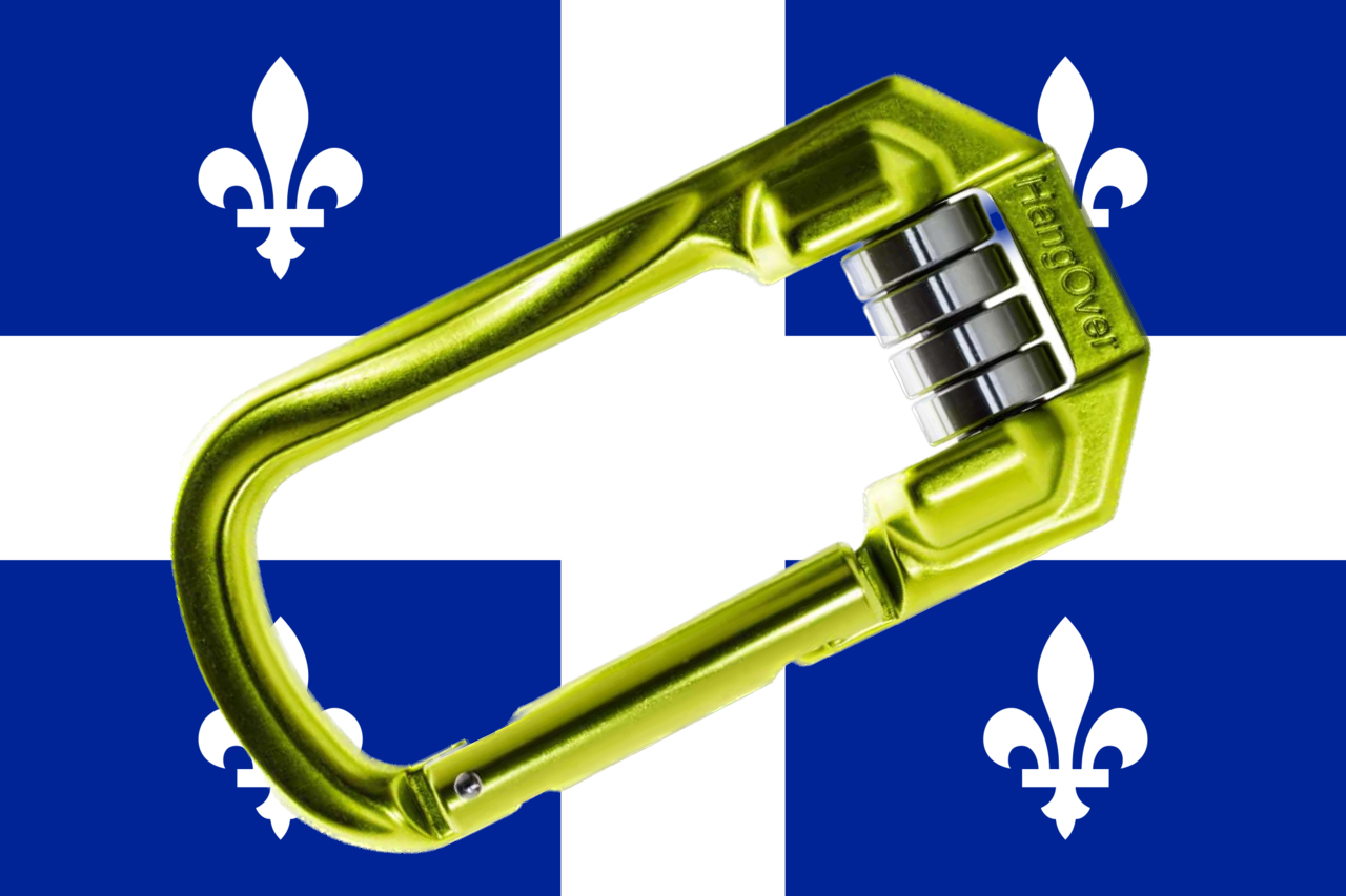 Un catagogue (le modèle HangOver de Slacktivity) sur le drapeau du Québec.