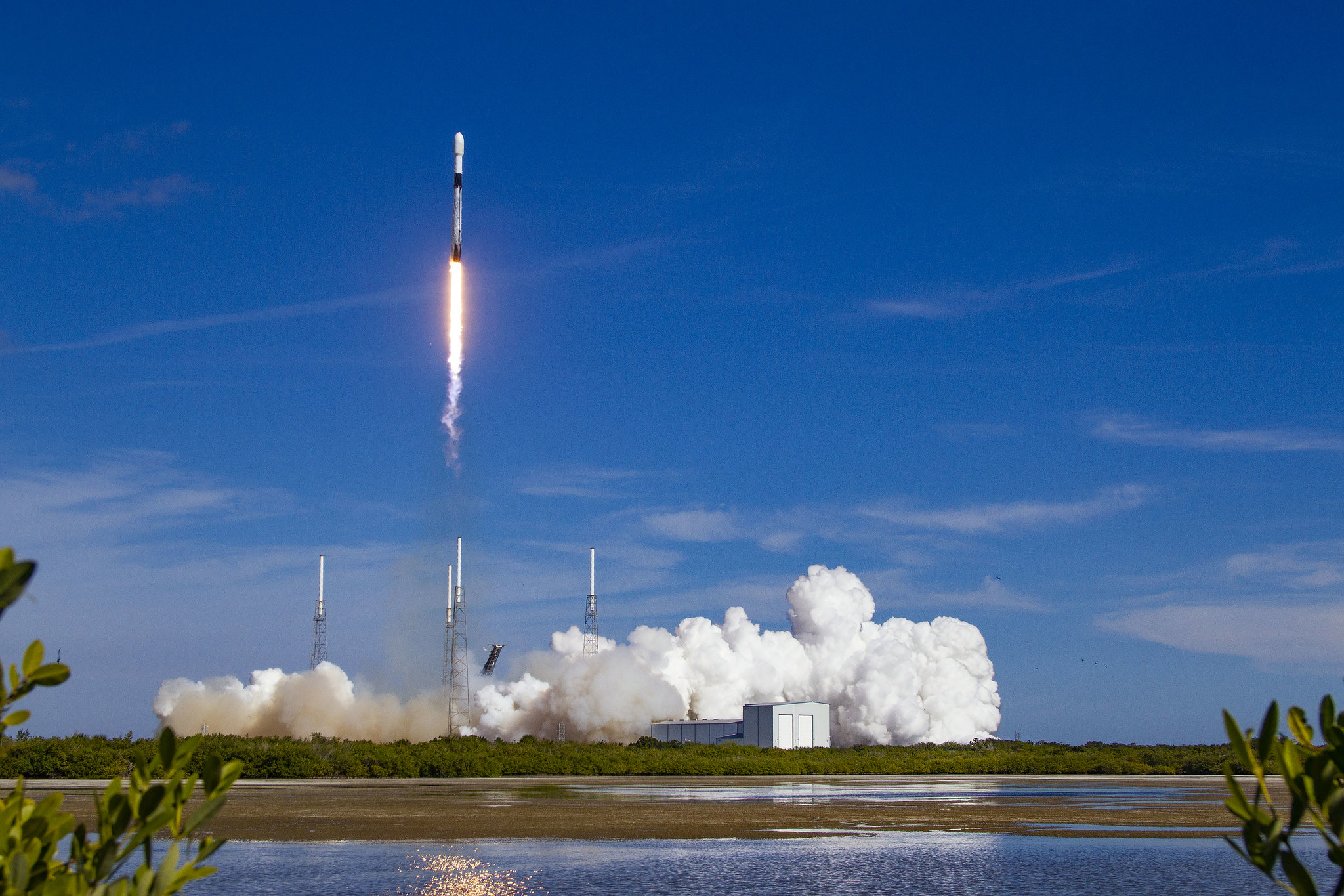 Imaginea 1: Lansarea rachetei Falcon 9 B1051 cu satelitul Sirius SXM-7 (Sursa foto: SpaceX)